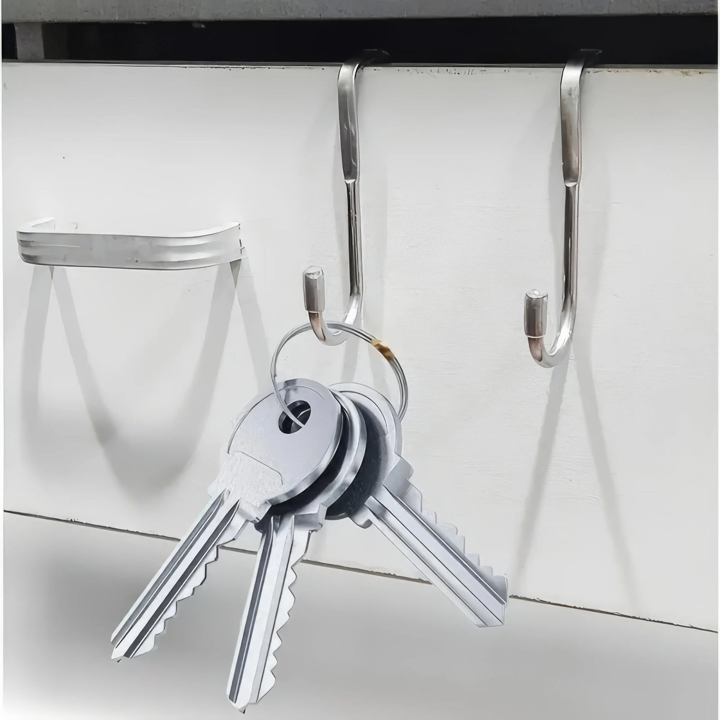 1 Piece of Metal Traceless Silver Hook, No Need for Screws/adhesives, Curved Design, Easy To Install, Suitable for Wardrobes