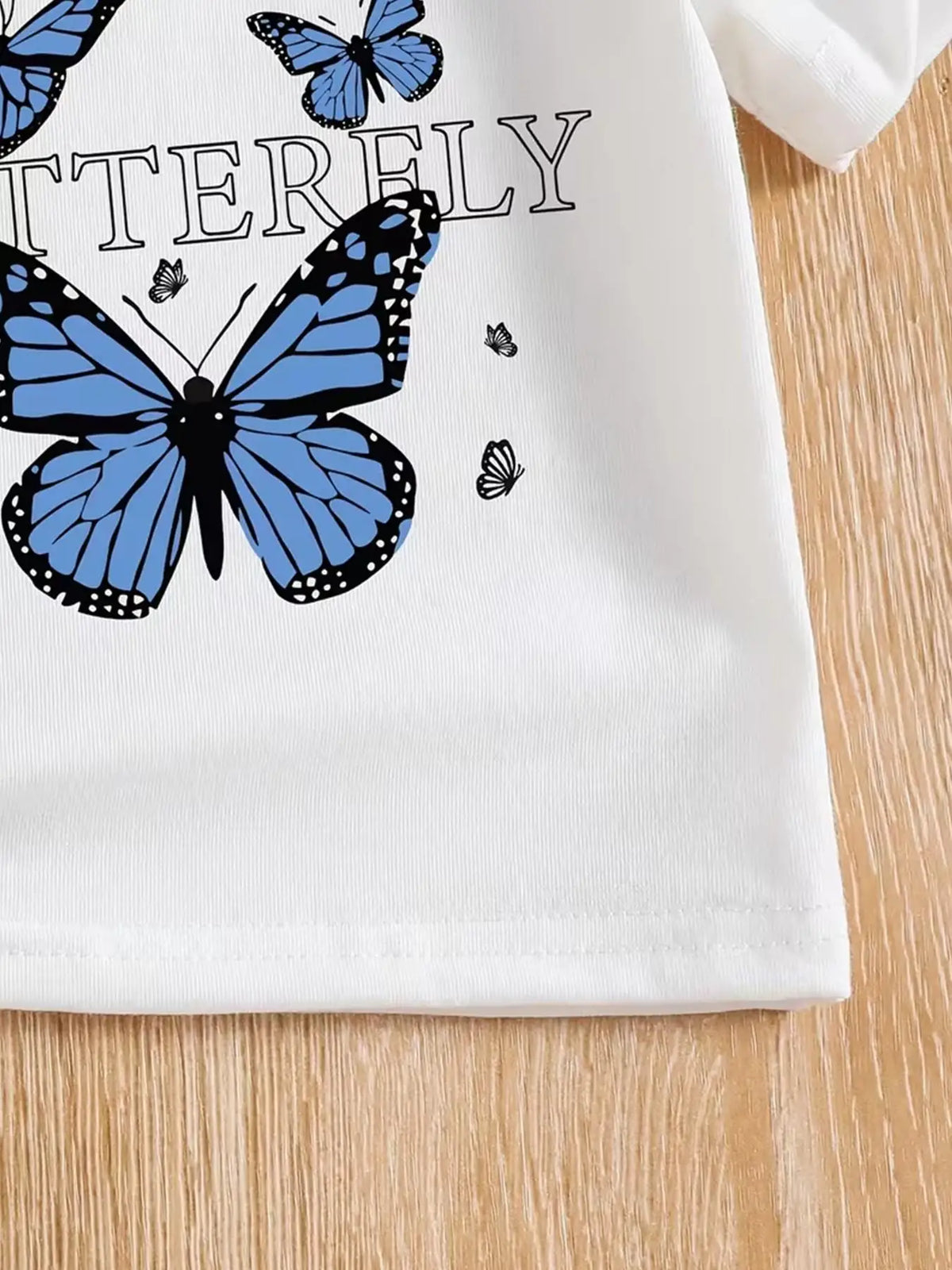 Girls' Summer Casual Outfit: White Butterfly Print T-Shirt + Blue Faux Denim Star Bell-Bottom Pants, Two-Piece Set Suitable for Children Aged 4-12, Versatile Clothing for Home and Outings