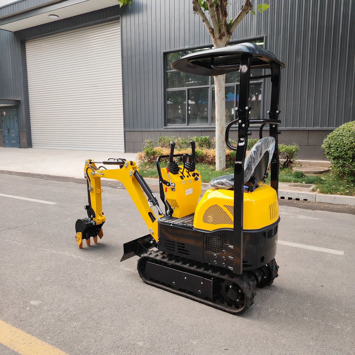 High quality mini excavator suitable for garden farm park construction site small trench digger 13.5 hp engine Customized