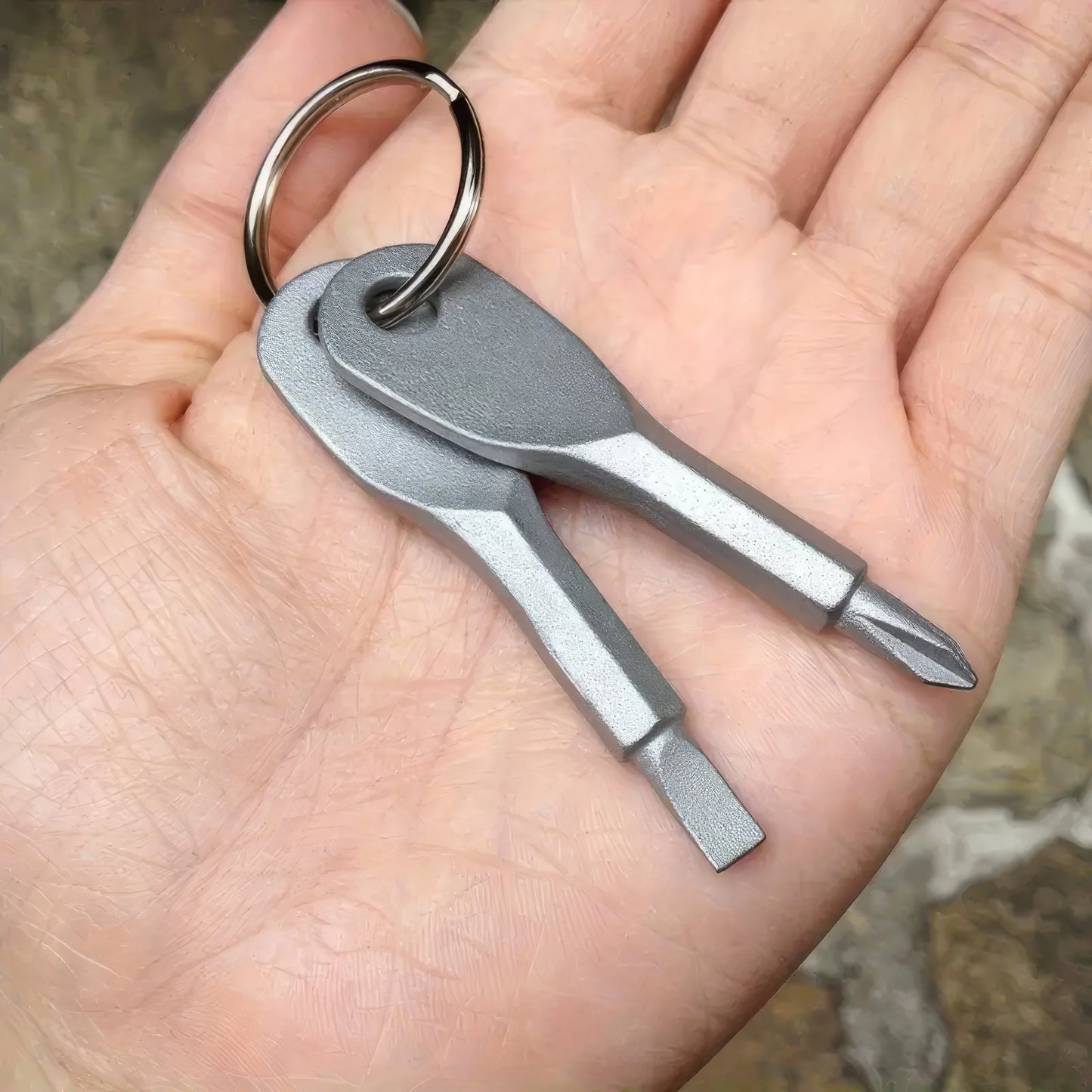 2/4 Keychain Screwdrivers in Black/silver, Multifunctional Mini Wrench Keychain, Suitable for Camping and Daily Wear