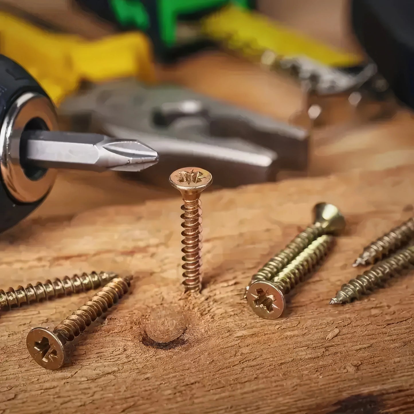 50/100 Self Tapping Screws in Golden Yellow, with A Flat Head Design, Suitable for Fences, Decks, and Wooden Stakes