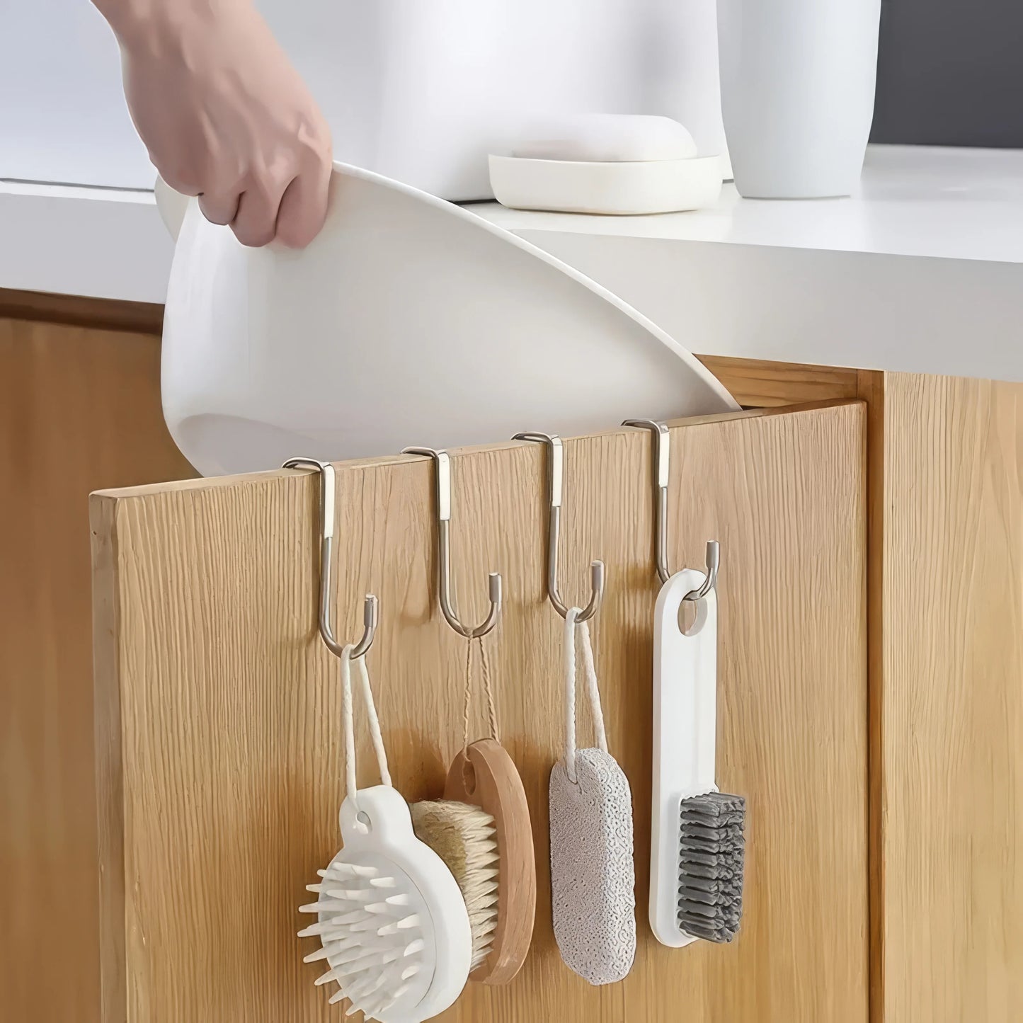 1 Piece of Metal Traceless Silver Hook, No Need for Screws/adhesives, Curved Design, Easy To Install, Suitable for Wardrobes