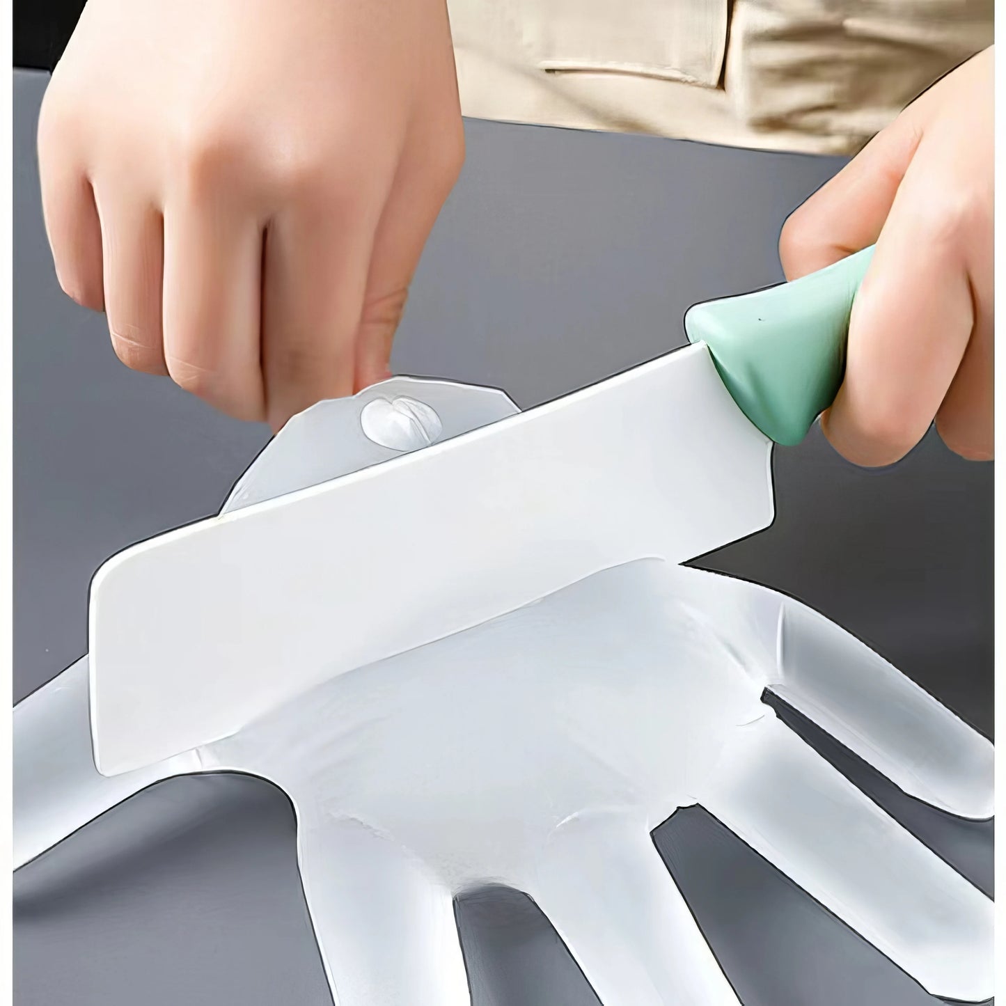 100 Pairs of Disposable Transparent Gloves, Waterproof Plastic, Flexible Design, Suitable for Kitchen, Bathroom, Pet Care