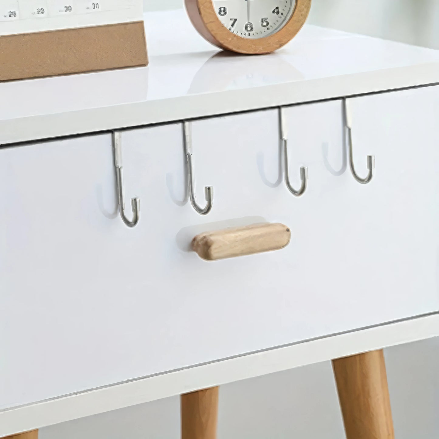 1 Piece of Metal Traceless Silver Hook, No Need for Screws/adhesives, Curved Design, Easy To Install, Suitable for Wardrobes