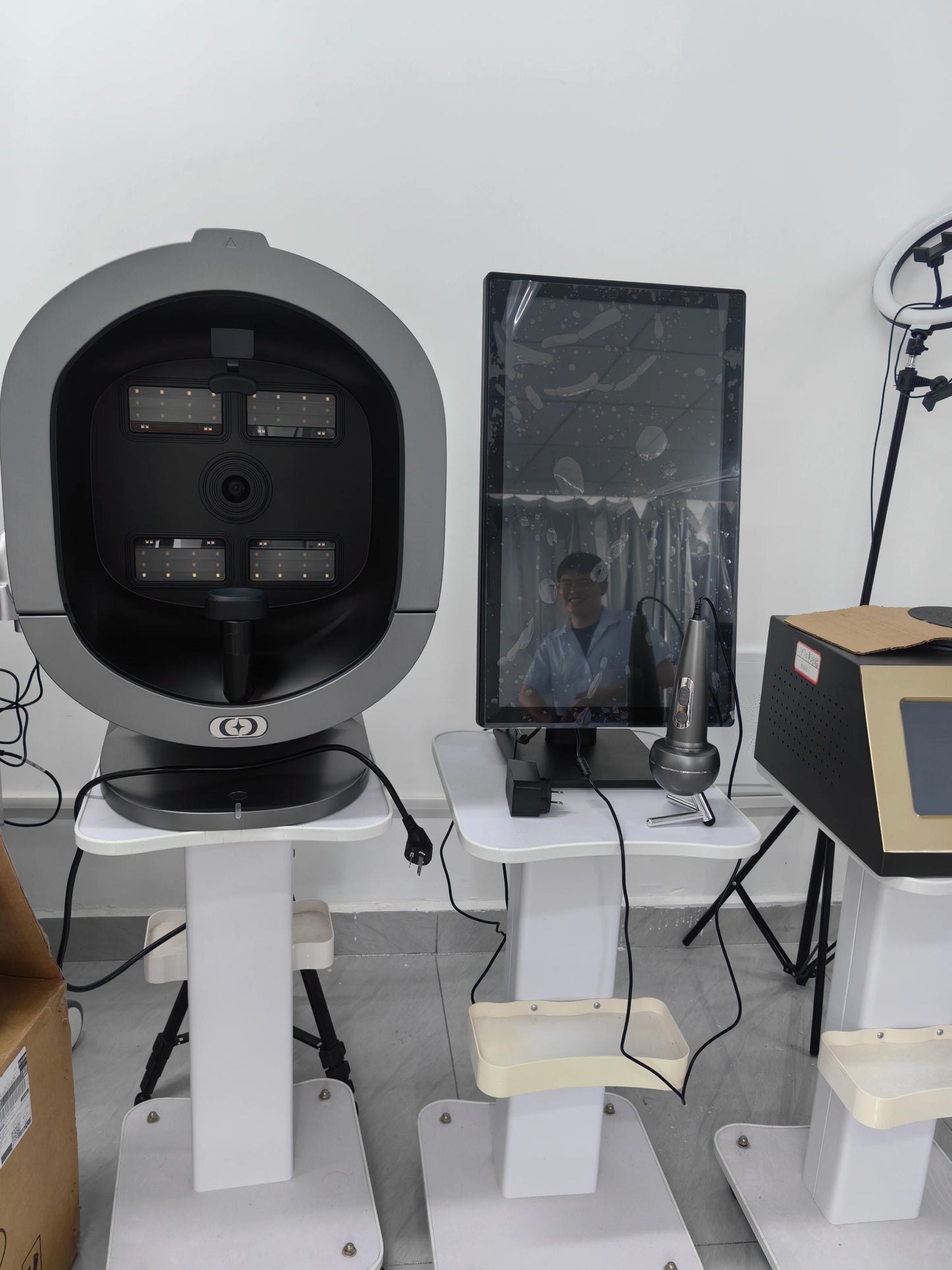Professional 3D Facial Skin Analyzer Scanner with Dermatoscope and Face Mirror for Skin Face Diagnostics Analysis Machine.