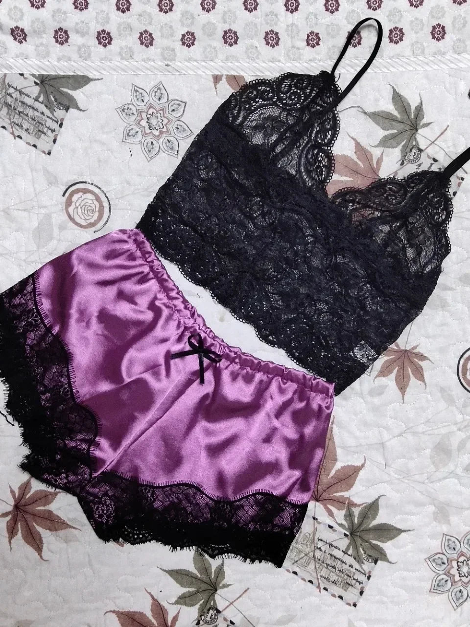 Women's Lace Sleeveless Pajama Set – V-Neck Top & Shorts Loungewear (S/M/L)
