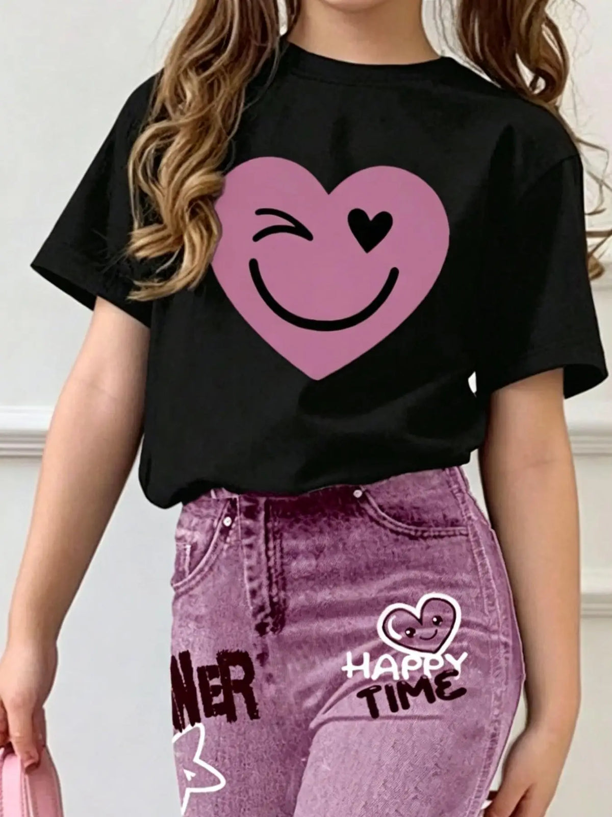 Girls' Summer Casual Outfit: Black Short-Sleeve Top with Smiley Face Print + Purple Flared Pants with English Print, Two-Piece Set Suitable for Ages 3 and Above, Versatile Clothing for Home and Outings