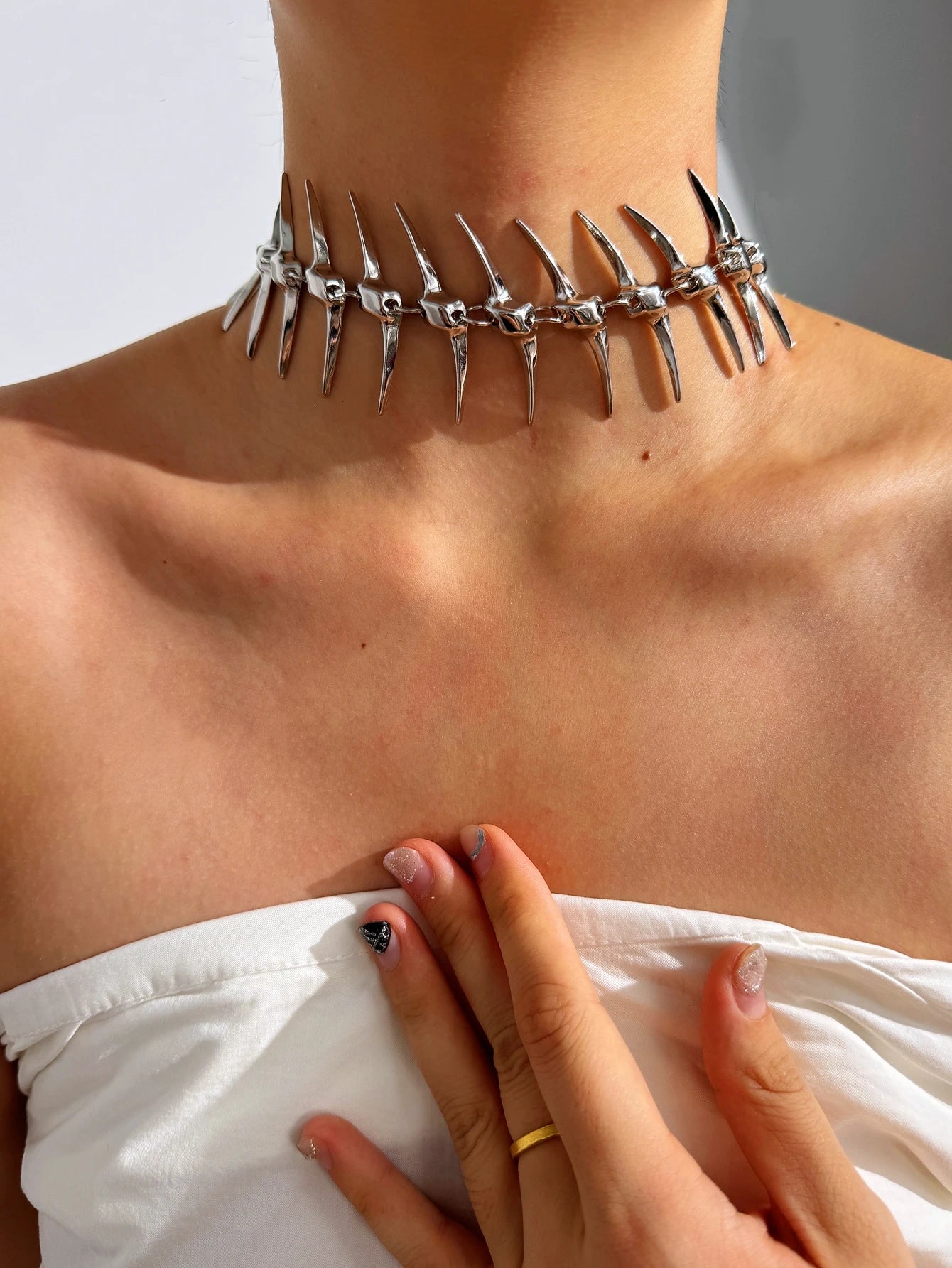 Hip-Hop Thorn Skeleton Necklace for Women - Edgy Street-Style Statement