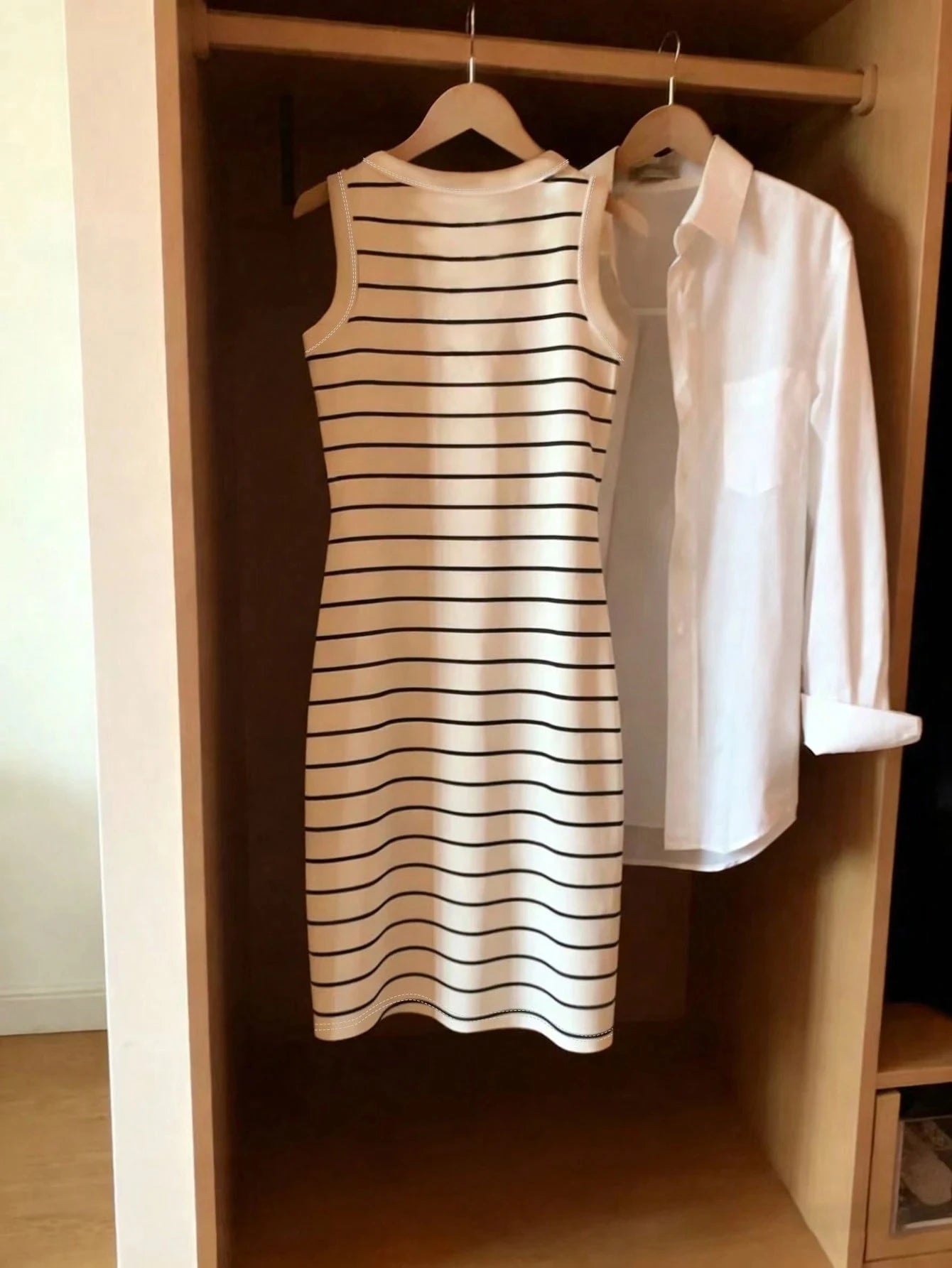 Women's Sleeveless Slim-Fit Striped Dress — Round-Neck Casual Summer Dress
