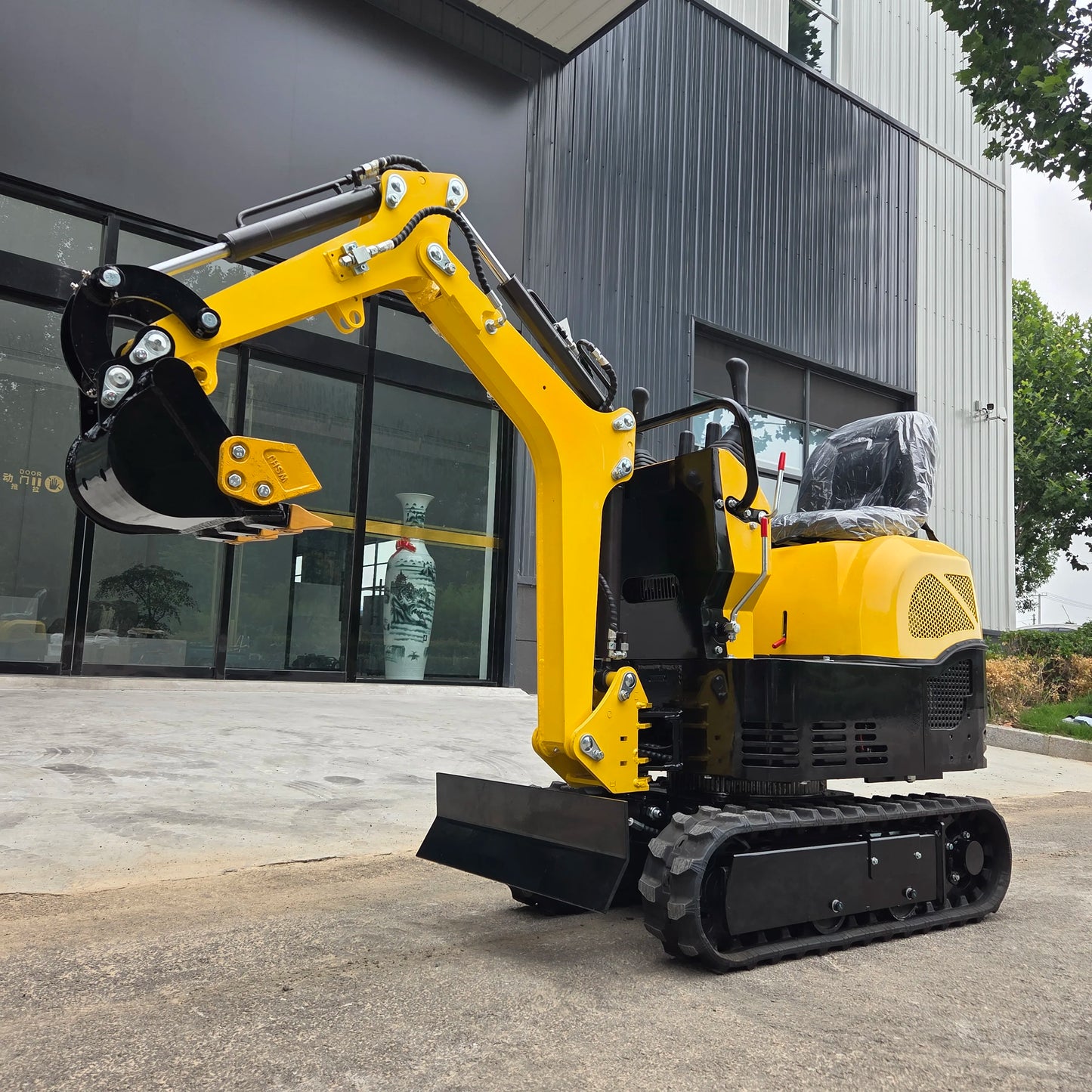 High quality mini excavator suitable for garden farm park construction site small trench digger 13.5 hp engine Customized