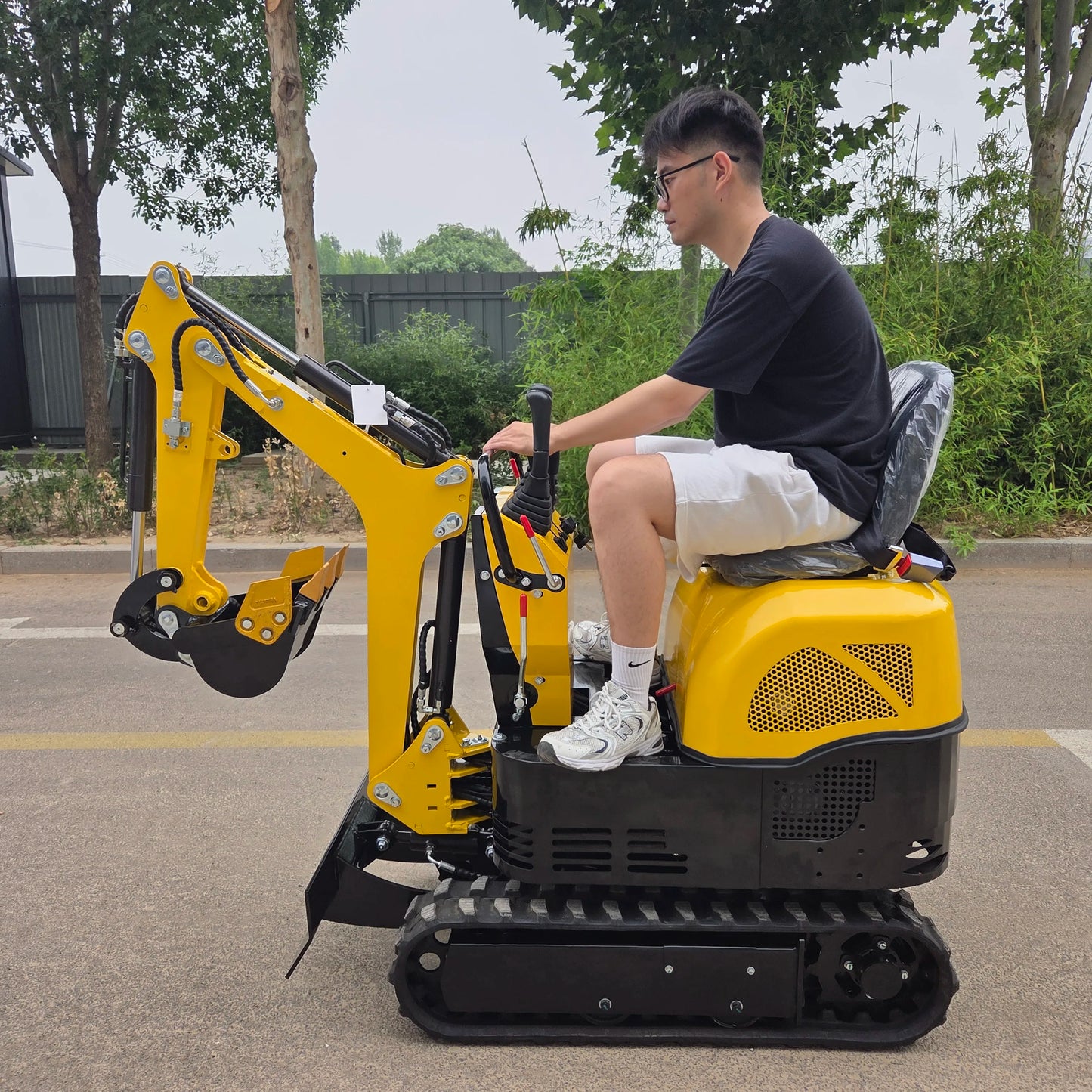 High quality mini excavator suitable for garden farm park construction site small trench digger 13.5 hp engine Customized