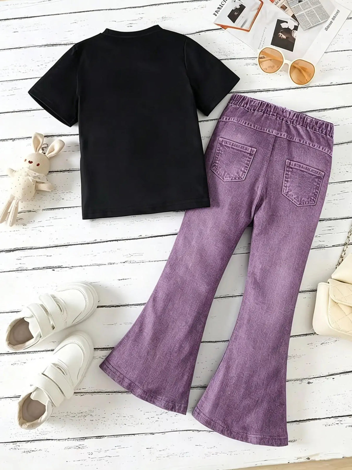 Girls' Summer Casual Outfit: Black Short-Sleeve Top with Smiley Face Print + Purple Flared Pants with English Print, Two-Piece Set Suitable for Ages 3 and Above, Versatile Clothing for Home and Outings