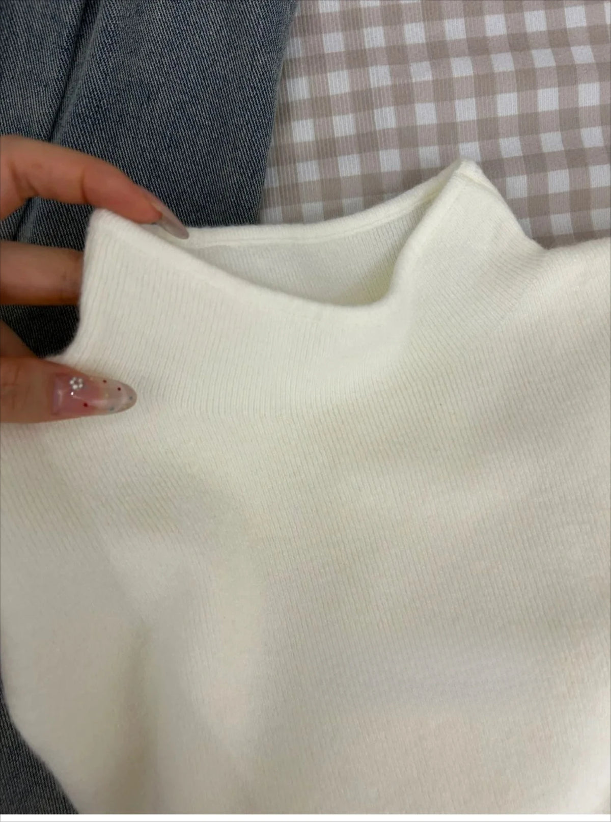 Women's vintage turtleneck sweater — view 9 of 20