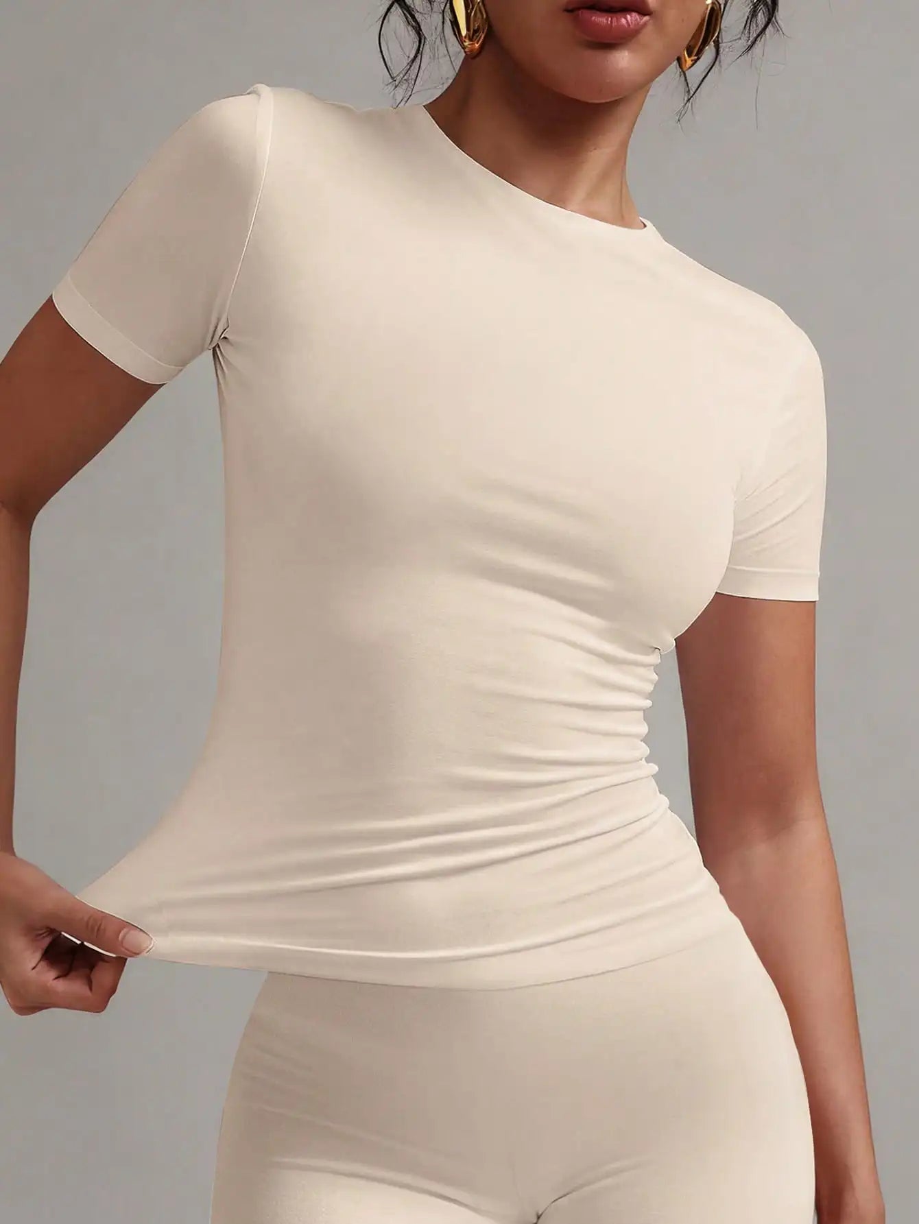 Women's Fitted Round-Neck T-Shirt — Solid Short-Sleeve Summer Tee
