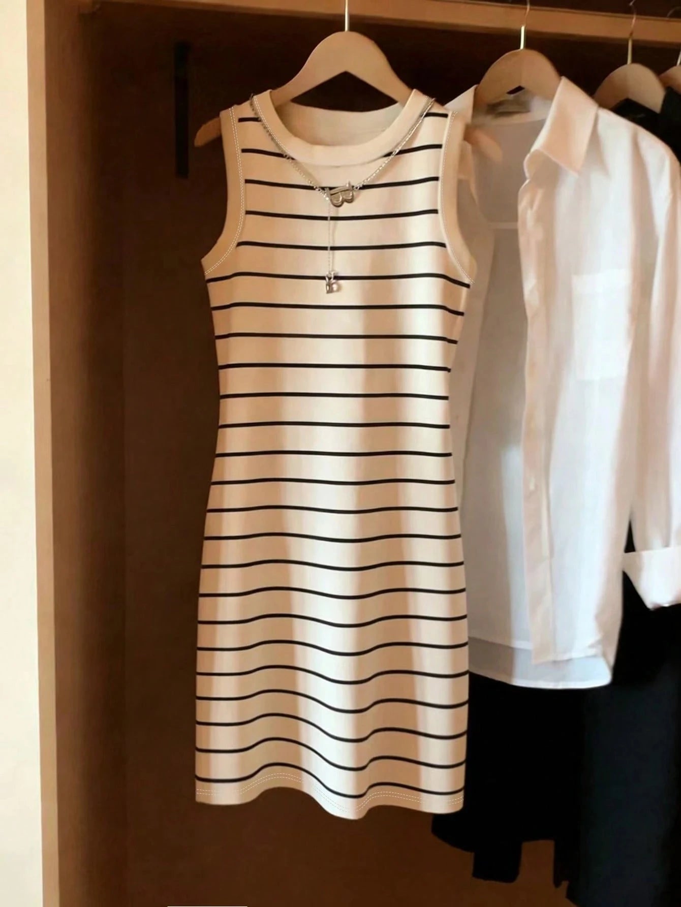 Women's Sleeveless Slim-Fit Striped Dress — Round-Neck Casual Summer Dress
